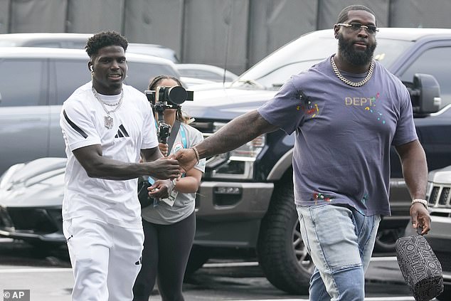 1726180538 632 Tyreek Hill arrives safely at Hard Rock Stadium for Miami