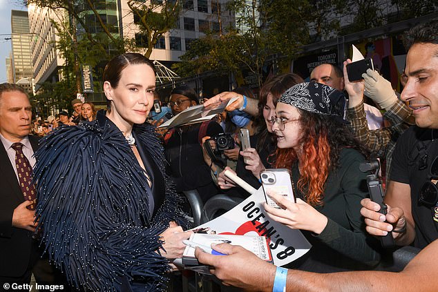 Before entering the Princess of Wales Theatre, Sarah stopped to talk to fans and sign autographs