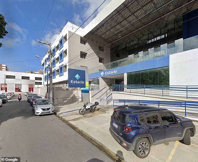 Estácio College, a private school, is conducting its own investigation into a brawl between two students, including one who is a police officer and who pulled out a gun in the middle of the brawl and pointed it at her classmate