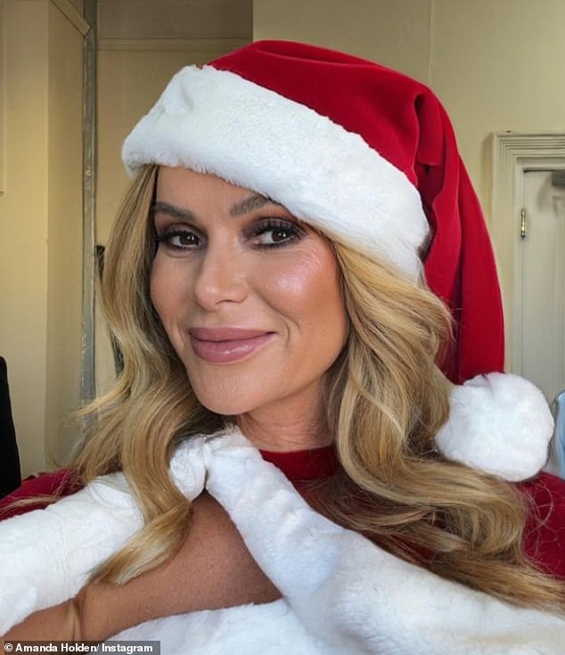 On Thursday, Amanda stunned fans when she donned a Santa hat and posed for a stunning Instagram selfie