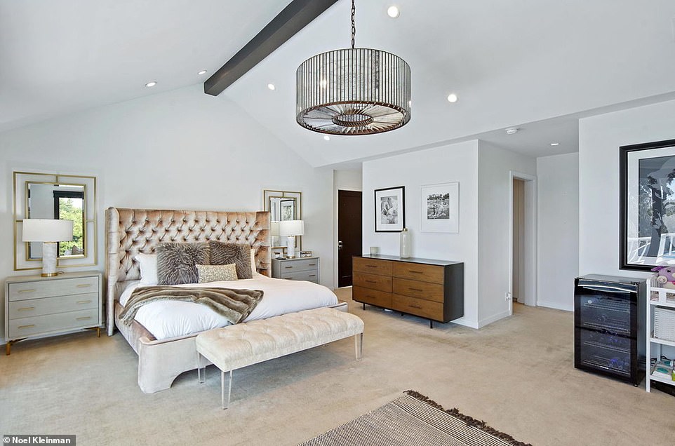 It has the same color scheme, with beige carpet replacing the similarly colored wooden floors, and it includes a more striking cylindrical light fixture