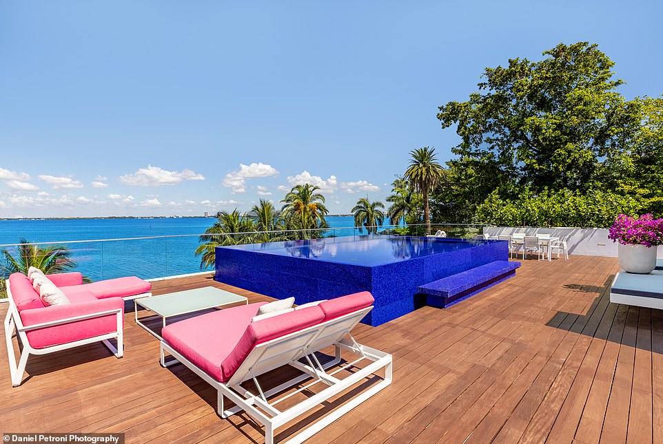 The rooftop pool offers incredible 360 ​​degree views and is the ideal place to entertain