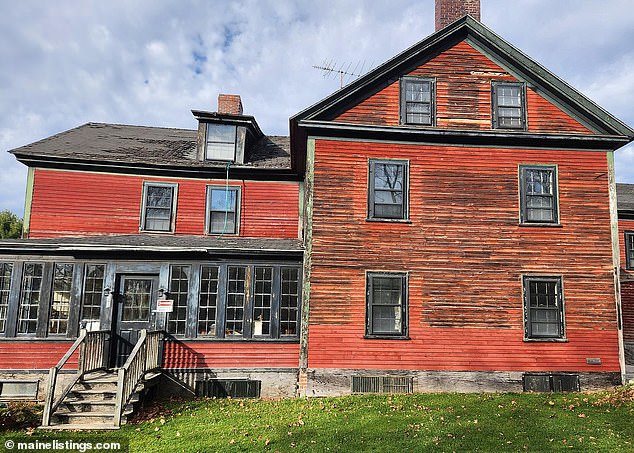 In the winter, the house has views of New Hampshire's Presidential Range. The mountains of western Maine can also be seen