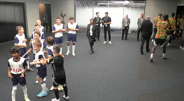 1726409758 646 Moment Arsenal mascot shoves and taunts Tottenham counterparts ahead of