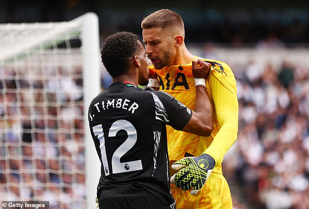 1726411320 292 Arsenal and Tottenham players involved in mass brawl as they