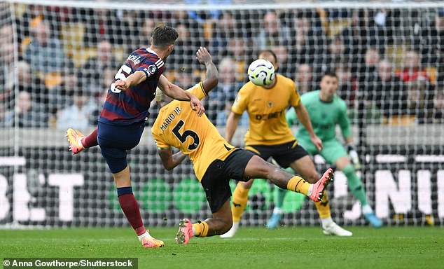 1726422362 859 Wolves 1 2 Newcastle Harvey Barnes SCREAMER seals late comeback win