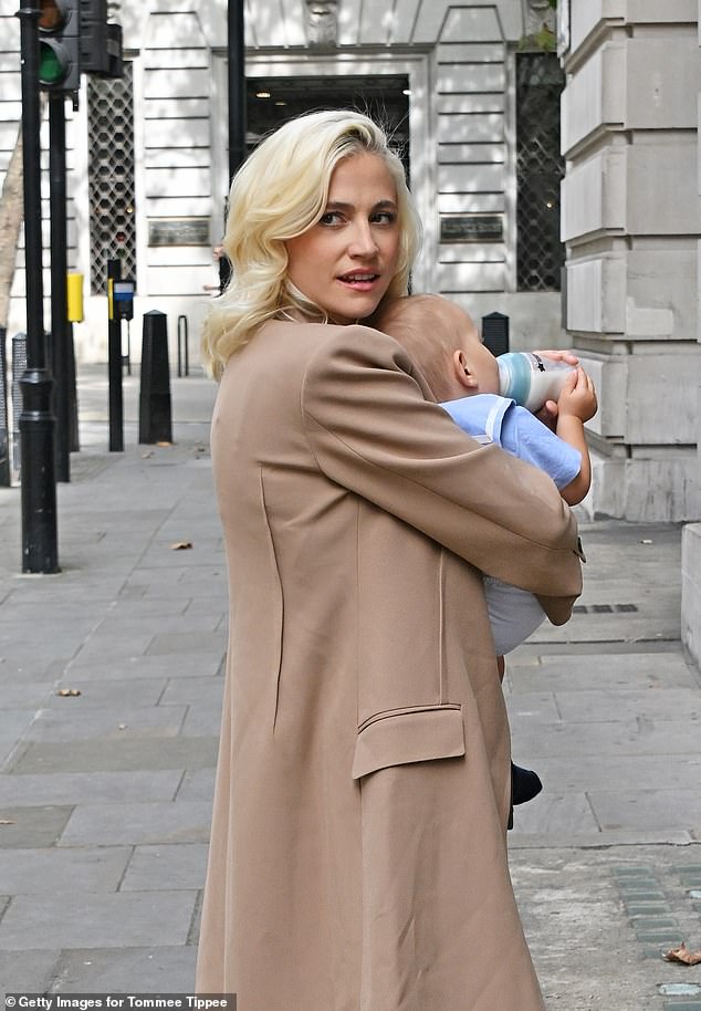 The 33-year-old singer looked chic as she walked down the street with her 11-month-old son and expertly fed him milk at the same time