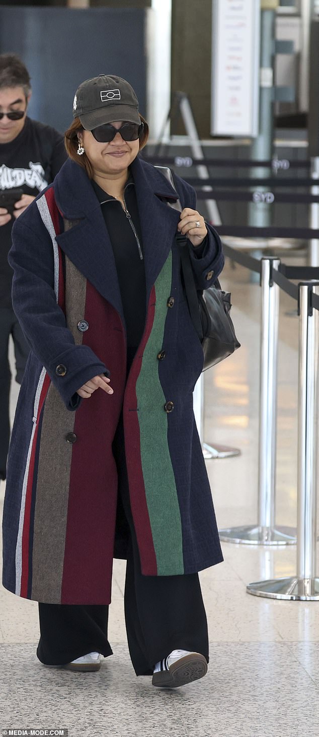 Jessica wore a black baseball cap and large sunglasses, keeping a low profile as she walked through the busy airport.