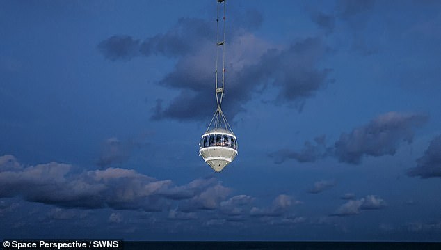 During launch, the enormous space balloon filled with hydrogen, lifting the Neptune spacecraft capsule into the air at a speed of about 19 kilometers per hour.