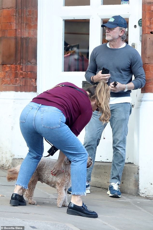 While walking through the capital, the couple bumped into actor Daniel, who watched as Kelly cared for her dog