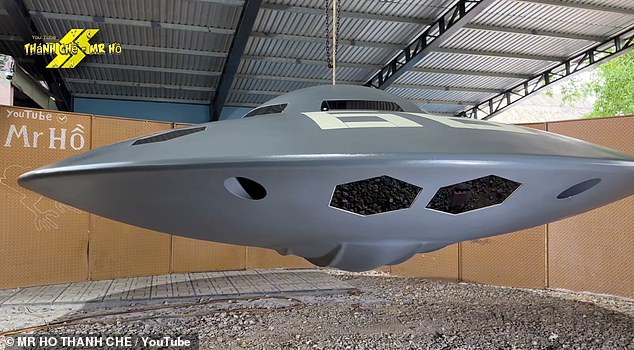 The UFO-shaped boat is finished with a coat of gray paint. Mr. Ho also installs a series of solar panels on the top surface to power the doors and lights