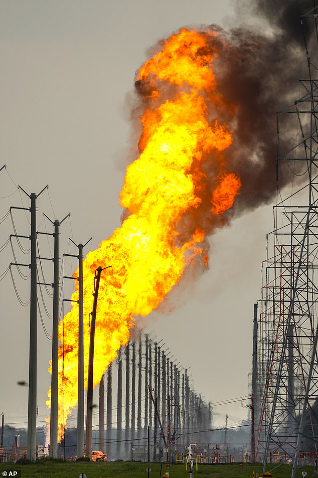 The car that hit the above-ground pipeline first raced through the fence surrounding it. After it hit around 10 a.m. Monday morning, a sea of ​​flames immediately ensued