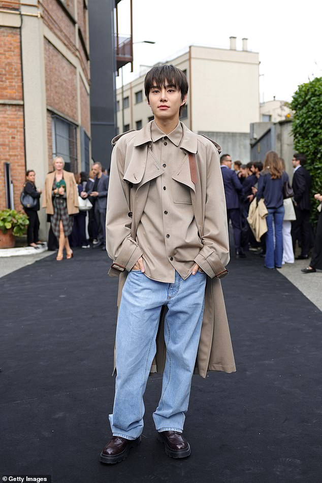 K-pop star Jungwoo looked relaxed in a pair of baggy jeans and a beige trench coat at the event