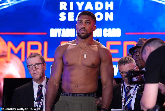 Joshua weighed in at 252 pounds – four pounds heavier than Dubois when the two last faced each other