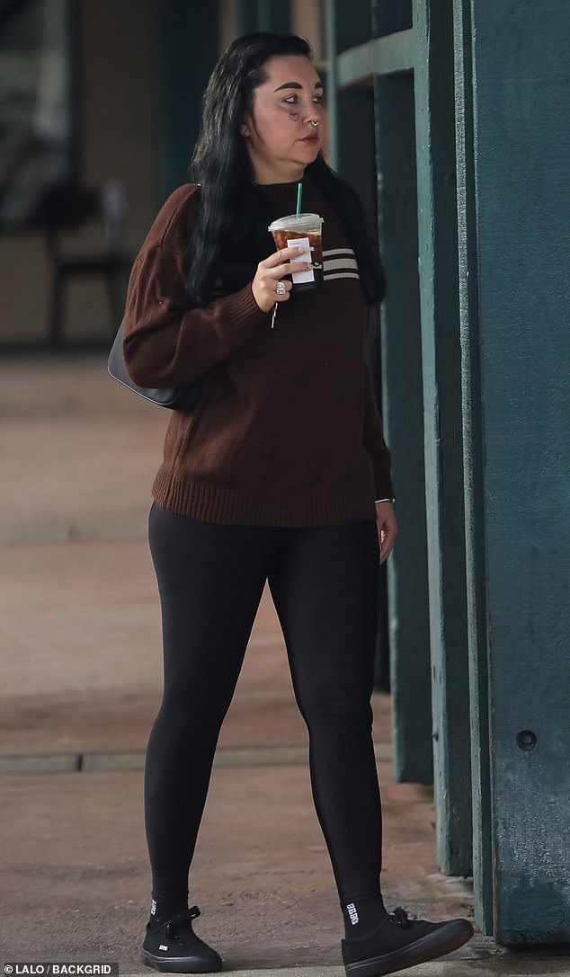 The 38-year-old former child star wore black leggings and a brown sweater for the solo performance