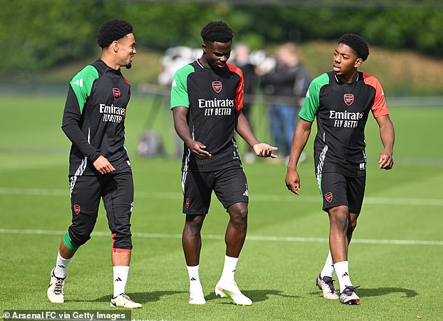 Nwaneri pictured with Saka and Myles Lewis-Skelly during a training session this week