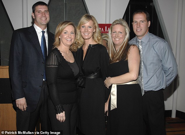 Lee pictured in 2007 with her four siblings: John Paul, Cynthia, Kimber and Rich