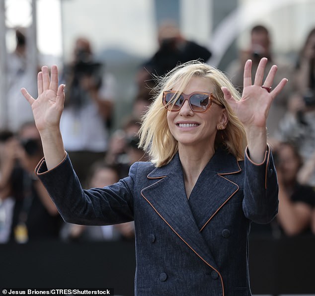 She flashed her award-winning smile as she greeted the crowd and received a warm welcome