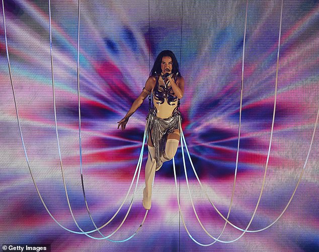 At one point during the performance, Katy was lifted into the air by several rope-like pieces, above the cheering audience, which appeared to glow with the lights on stage.