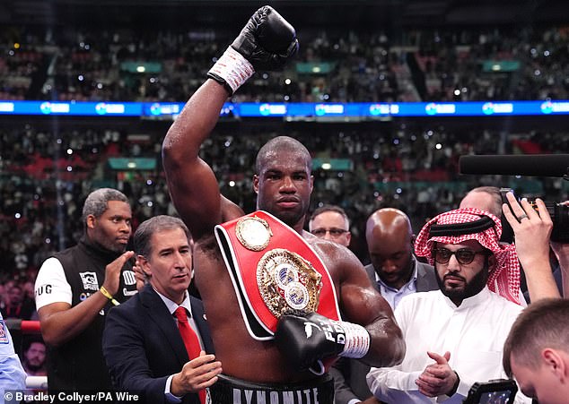 Daniel Dubois retained his IBF heavyweight title with a fifth-round knockout victory