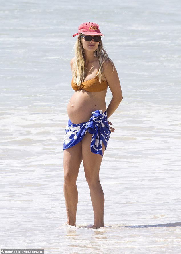 1726997603 83 Heavily pregnant Elyse Knowles shows off her baby bump in