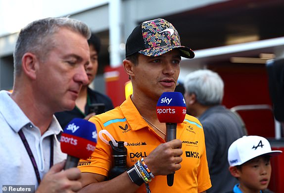 Formula 1 F1 - Singapore Grand Prix - Marina Bay Street Circuit, Singapore - September 22, 2024 McLaren's Lando Norris speaks to the media ahead of the race REUTERS/Edgar Su