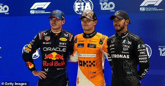 SINGAPORE, SINGAPORE - SEPTEMBER 21: Polesitter Lando Norris of Great Britain with McLaren, Max Verstappen of the Netherlands with Oracle Red Bull Racing and Lewis Hamilton of Great Britain with Mercedes pose in parc fermé after qualifying for the F1 Grand Prix of Singapore at Marina Bay Street Circuit on September 21, 2024 in Singapore, Singapore. (Photo by Kym Illman/Getty Images)