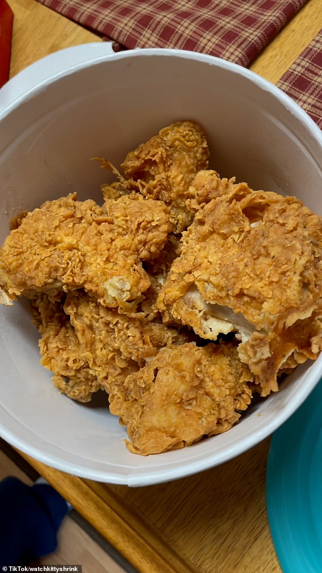 Kitty, who shares videos under the name @watchkittyshrink, showed off her KFC meal from a branch in the United States on TikTok