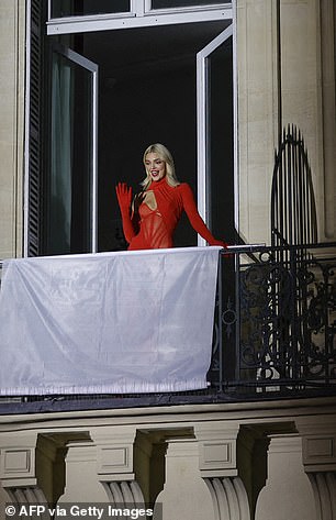 The reality star was in high spirits as she waved to the crowd below and showed off her newly dyed platinum locks