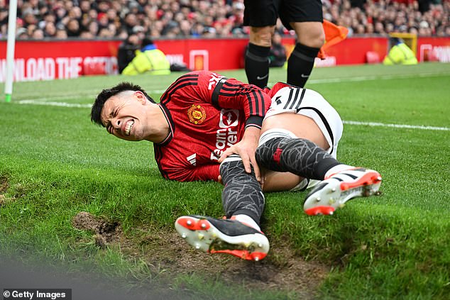 Lisandro Martinez was one of ten Premier League players to suffer a torn knee ligament last year