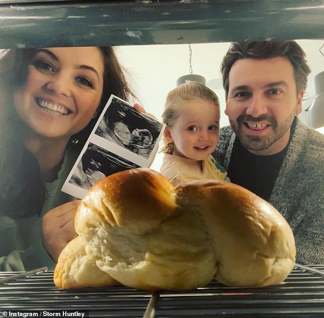 She also shared the news of her arrival on Instagram, continuing the trend she used to announce her first pregnancy, paying homage to the famous phrase 'bun in the oven'