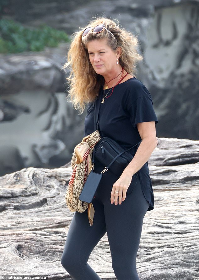 The supermodel wore her iconic blonde beach waves loose for the outing, holding them in place with a pair of sunglasses atop her head