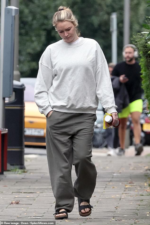 She opted for a pair of black sandals as she walked to a corner store