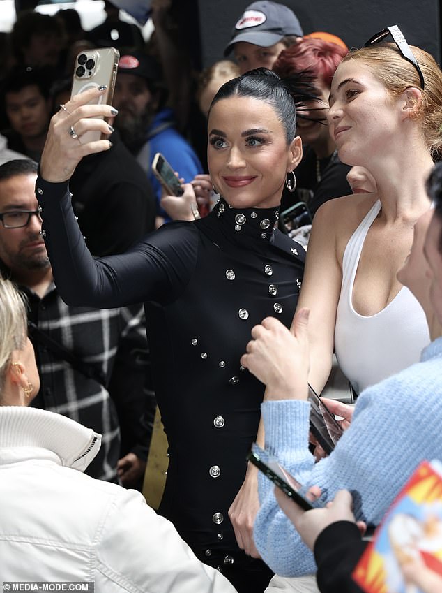 Hundreds of fans waited patiently to take a selfie with the pop idol, and Katy was only too happy to oblige