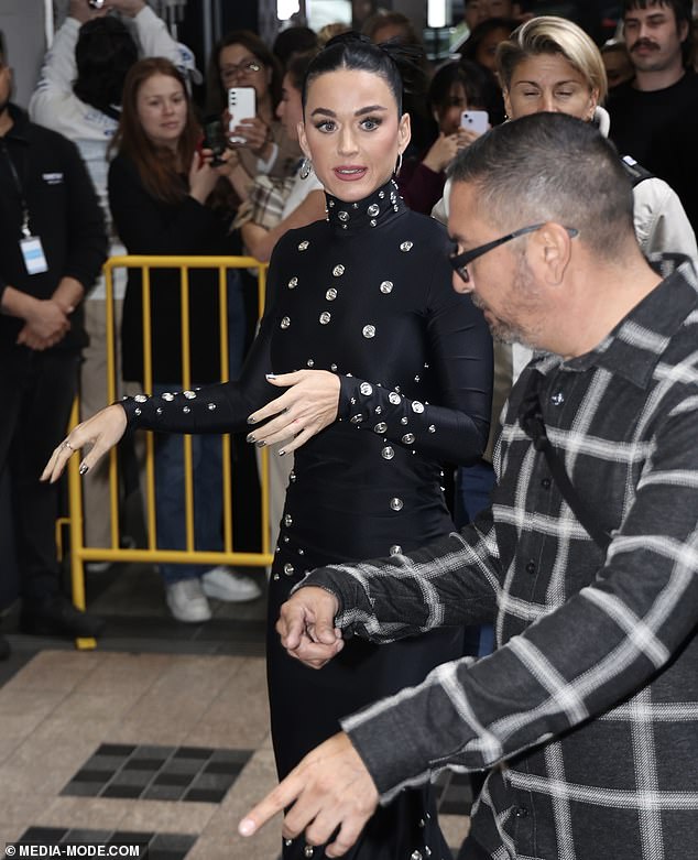 She even went inside to give the superfan dog a kiss before gratefully signing the dog suit