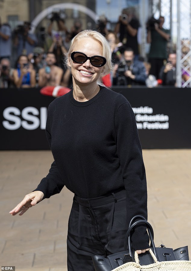 The 57-year-old Canadian-American actress kept it casual as she touched down in Spain's Basque Country