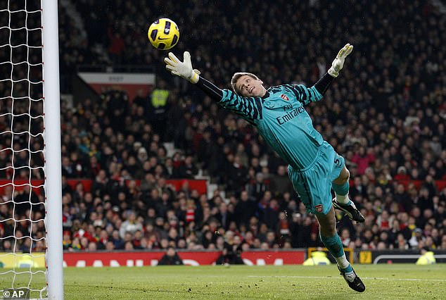 Former Arsenal goalkeeper Szczesny is set to sign a one-year deal with Barcelona