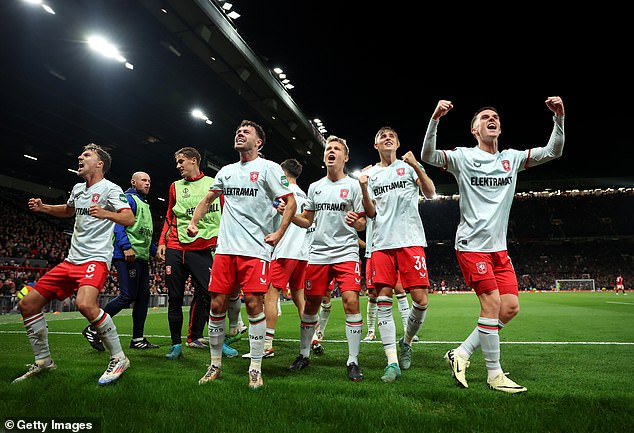 FC Twente celebrated the equalizer with an ecstatic away team of 3,000 supporters