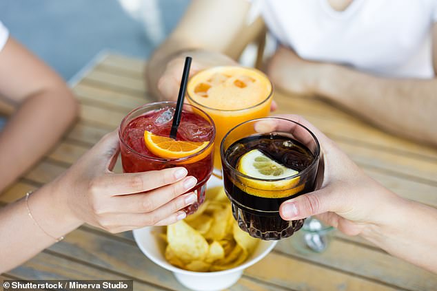 According to experts, middle-class and young drinkers are increasingly turning to non-alcoholic alternatives for moderate alcohol consumption, often switching between high-alcohol versions