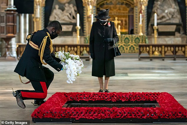 Lieutenant Colonel Nana Kofi Twumasi-Ankrah places a bouquet of flowers on the grave of the unknown warrior on behalf of the Queen in 2020