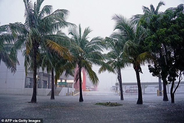 Helene pelted Mexican resorts along the Caribbean coast on Wednesday, from Cozumel to Cancun (photo)