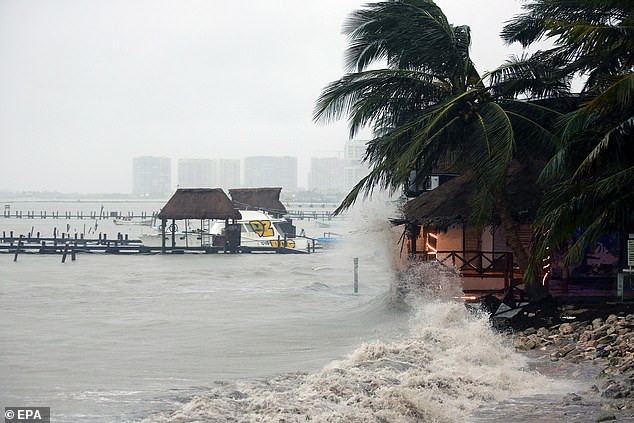 Waves and strong winds caused by Hurricane Helene in Cancun