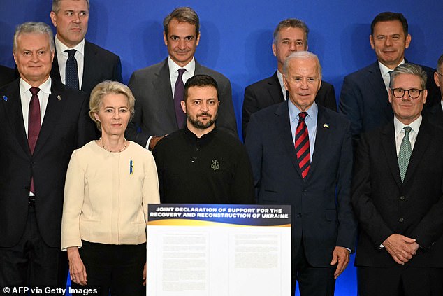 US President Joe Biden (2nd (R) poses with European Commission President Ursula von der Leyen (2nd from left), Ukrainian President Volodymyr Zelensky (C) and British Prime Minister Keir Starmer (R) at an event in support of Ukraine