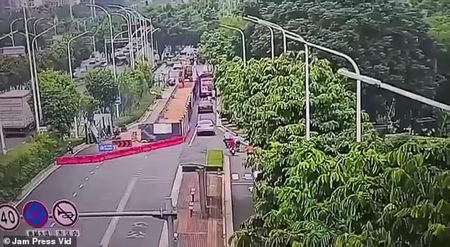 Cars were traveling on a busy highway in the city of Nanning in southern China when the 'poo canoe' suddenly broke out, sending a huge cloud of brown dust into the air