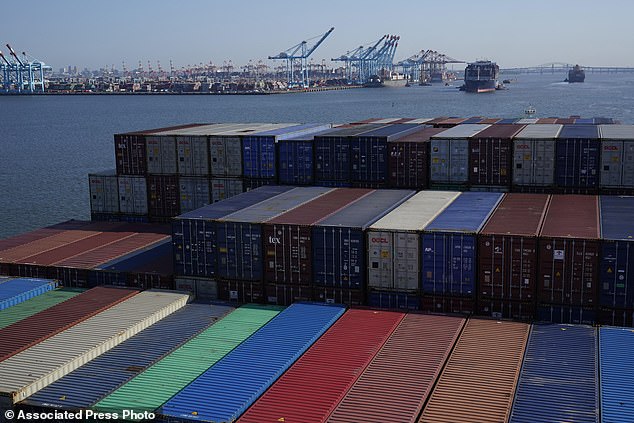 Experts warned against the concept this week as the deadline is fast approaching. In the photo, a container ship sails towards the Port of New York and New Jersey in June 2021