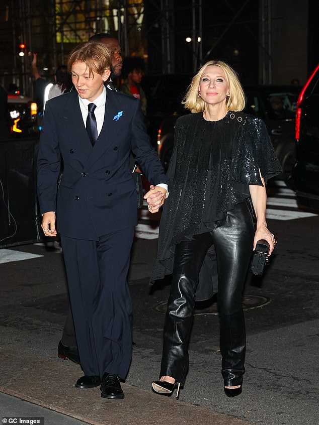 Keeping accessories to a minimum, Cate also wore some finger and ear bling while completing her ensemble with a black clutch with gold embellishments.