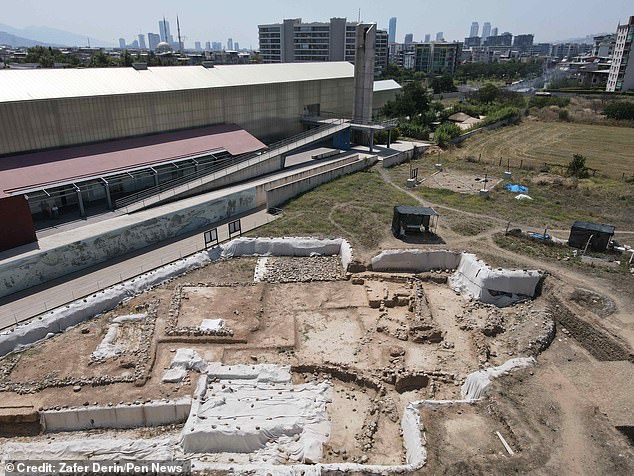 It is believed that the site of Yesilova Höyük was continuously inhabited between 6500 BC and 4000 BC. The people who lived there are said to have used kohl as make-up and as medicine