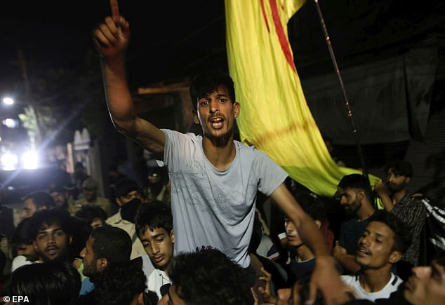 Shia Muslims from Kashmir protest against the killing of Hezbollah leader Hassan Nasrallah in Srinagar, the summer capital of Indian Kashmir, September 28, 2024