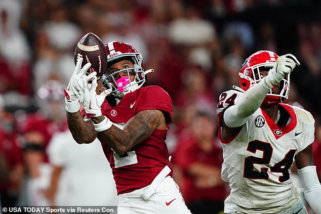 Williams (2) reaches for a pass against Georgia Bulldogs defensive back Malaki Starks