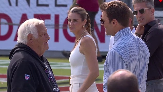 Brady speaks with legendary coach - and current offensive consultant for the Bucs - Tom Moore